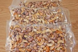 Hạt điều vỡ hỗn hợp còn vỏ lụa rang muối 500gr - Hình ảnh 3